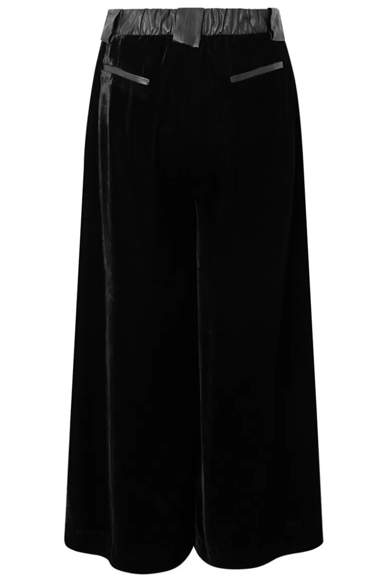 Elsewhere Fashion Espoo Velvet Bermuda-Black Hot